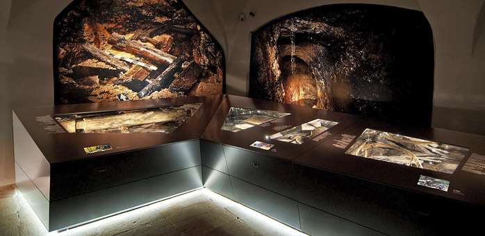 Klimavitrinen mit Fächern für Holz oder Eisen und IR-synchronisierten Monitoren. Silberrausch und Berggeschrey, Ausstellung Archäomontan Dresdenoren